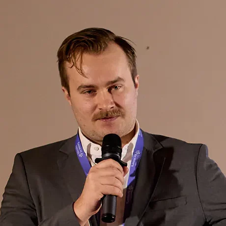 <p>“Щоб <strong>творити</strong> нове майбутнє України, ми повинні <strong>зважено</strong> і <strong>справедливо</strong> визначити її місце на геополітичній, економічній та дипломатичній мапі світу.”</p>
